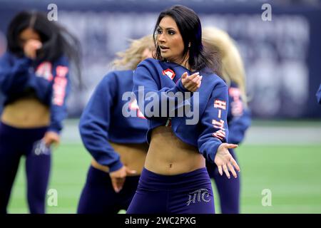 Houston, Texas, USA. Januar 2024. Die Houston Texans Cheerleader üben vor dem AFC Wild Card Playoff Game zwischen den Houston Texans und den Cleveland Browns im NRG Stadium in Houston, Texas am 13. Januar 2024. (Kreditbild: © Erik Williams/ZUMA Press Wire) NUR REDAKTIONELLE VERWENDUNG! Nicht für kommerzielle ZWECKE! Stockfoto