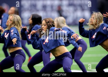 Houston, Texas, USA. Januar 2024. Die Houston Texans Cheerleader üben vor dem AFC Wild Card Playoff Game zwischen den Houston Texans und den Cleveland Browns im NRG Stadium in Houston, Texas am 13. Januar 2024. (Kreditbild: © Erik Williams/ZUMA Press Wire) NUR REDAKTIONELLE VERWENDUNG! Nicht für kommerzielle ZWECKE! Stockfoto