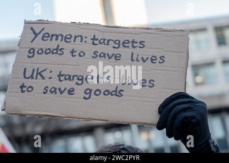 Glasgow, Schottland, Großbritannien. Januar 2024. Protest vor den Eingängen der Glasgower City Chambers in Glasgow, gefolgt von einem marsch zum MOD-Gebäude, um Unterstützung für Palästina zu zeigen und gegen den anhaltenden Krieg in Gaza zu protestieren. Quelle: R.Gass/Alamy Live News Stockfoto