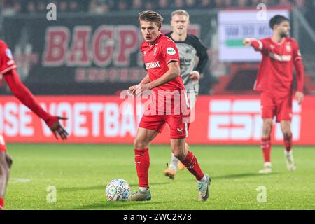 Enschede, Niederlande. Januar 2024. ENSCHEDE, NIEDERLANDE - 13. JANUAR: SEM Steijn vom FC Twente dribbelt während des niederländischen Eredivisie-Spiels zwischen FC Twente und AZ in Grolsch Veste am 13. Januar 2024 in Enschede, Niederlande. (Foto von Peter Lous/Orange Pictures) Credit: Orange Pics BV/Alamy Live News Stockfoto