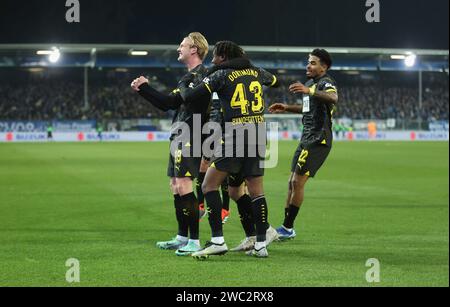 Darmstadt, Deutschland. Januar 2024. 13.01.2024, xdcx, Fussball Bundesliga, SV Darmstadt 98 - Borussia Dortmund, emonline, emspor, despor, v.l., Torjubel zum 0:1 durch Julian Brandt (Borussia Dortmund), Goal Celebration, feiern das Ziel DFL/DFB-VORSCHRIFTEN VERBIETEN JEDE VERWENDUNG VON FOTOGRAFIEN ALS BILDSEQUENZEN UND/ODER QUASI-VIDEO. Quelle: dpa/Alamy Live News Stockfoto