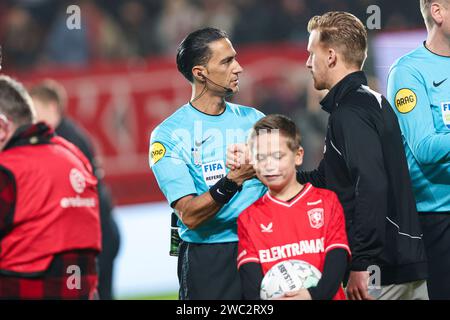 Enschede, Niederlande. Januar 2024. ENSCHEDE, NIEDERLANDE - 13. JANUAR: Schiedsrichter Serdar Gozubuyuk schüttelt sich beim niederländischen Eredivisie-Spiel zwischen FC Twente und AZ in Grolsch Veste am 13. Januar 2024 in Enschede die Hand. (Foto: Peter Lous/Orange Pictures) Credit: dpa/Alamy Live News Stockfoto