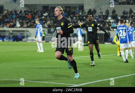 Darmstadt, Deutschland. Januar 2024. 13.01.2024, xdcx, Fussball Bundesliga, SV Darmstadt 98 - Borussia Dortmund, emonline, emspor, despor, v.l., Torjubel zum 0:1 durch Julian Brandt (Borussia Dortmund), Goal Celebration, feiern das Ziel DFL/DFB-VORSCHRIFTEN VERBIETEN JEDE VERWENDUNG VON FOTOGRAFIEN ALS BILDSEQUENZEN UND/ODER QUASI-VIDEO. Quelle: dpa/Alamy Live News Stockfoto