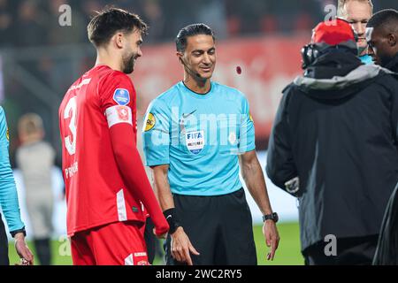 Enschede, Niederlande. Januar 2024. ENSCHEDE, NIEDERLANDE - 13. JANUAR: Robin Propper vom FC Twente, Schiedsrichter Serdar Gozubuyuk während des niederländischen Eredivisie-Spiels zwischen dem FC Twente und AZ in Grolsch Veste am 13. Januar 2024 in Enschede, Niederlande. (Foto: Peter Lous/Orange Pictures) Credit: dpa/Alamy Live News Stockfoto