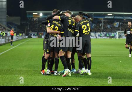 Darmstadt, Deutschland. Januar 2024. 13.01.2024, xdcx, Fussball Bundesliga, SV Darmstadt 98 - Borussia Dortmund, emonline, emspor, despor, v.l., Torjubel zum 0:1 durch Julian Brandt (Borussia Dortmund), Goal Celebration, feiern das Ziel DFL/DFB-VORSCHRIFTEN VERBIETEN JEDE VERWENDUNG VON FOTOGRAFIEN ALS BILDSEQUENZEN UND/ODER QUASI-VIDEO. Quelle: dpa/Alamy Live News Stockfoto