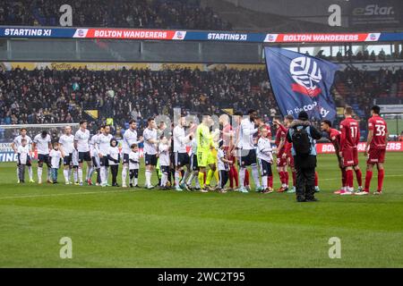 Die Teams schütteln sich beim Spiel der Sky Bet League 1 zwischen Bolton Wanderers und Cheltenham Town im Toughsheet Stadium in Bolton am Samstag, den 13. Januar 2024. (Foto: Mike Morese | MI News) Credit: MI News & Sport /Alamy Live News Stockfoto