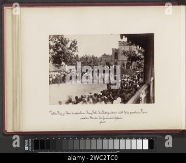 Tanz zu Ehren des verstorbenen Königs Bell für sein neues Haus im Bau in Kamerun, Anonym, 1897 Fotografie Teil des Fotoalbums mit Aufnahmen von Kamerun um 1899. Kamerun fotografische Unterstützung Albumenabdruck Tanz. Rituelle Praktiken  Tod und Beerdigung (nicht-christliche Religionen) Kamerun Stockfoto