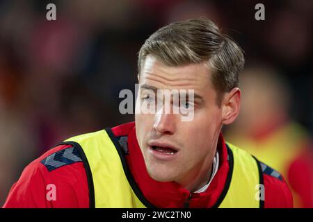 Köln, Deutschland. Januar 2024. Steffen Tigges (1. FC Köln, #21) beobachtet das Spiel. Fußball: 1. Bundesliga, Saison 2023/2024, 17. Spieltag, 1. FC Köln - 1. FC Heidenheim 1846 am 13.01.2024 im RheinEnergieStadion in Köln Wichtiger Hinweis: Gemaess den Vorgaben der DFL Deutsche Fussball Liga bzw. Des DFB Deutscher Fussball-Bund ist es untersagt, in dem Stadion und/oder vom Spiel angefertigte Fotoaufnahmen in Form von Sequenzbildern und/oder videoaehnlichen Fotostrecken zu verwerten bzw. Verwerten zu lassen. Foto: Kirchner-Media/TH/dpa/Alamy Live News Stockfoto