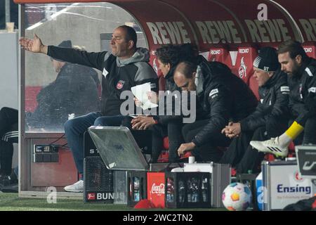 Frank Schmidt (FC Heidenheim, Cheftrainer) ist nicht zufrieden und diskutiert mit seinem Funktionsteam. Fußball: 1. Bundesliga, Saison 2023/2024, 17. Spieltag, 1. FC Köln - 1. FC Heidenheim 1846 am 13.01.2024 im RheinEnergieStadion in Köln Wichtiger Hinweis: Gemaess den Vorgaben der DFL Deutsche Fussball Liga bzw. Des DFB Deutscher Fussball-Bund ist es untersagt, in dem Stadion und/oder vom Spiel angefertigte Fotoaufnahmen in Form von Sequenzbildern und/oder videoaehnlichen Fotostrecken zu verwerten bzw. Verwerten zu lassen. Foto: Kirchner-Media/TH Stockfoto