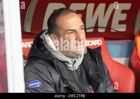 Köln, Deutschland. Januar 2024. Frank Schmidt (FC Heidenheim, Cheftrainer) auf der Trainerbank. Fußball: 1. Bundesliga, Saison 2023/2024, 17. Spieltag, 1. FC Köln - 1. FC Heidenheim 1846 am 13.01.2024 im RheinEnergieStadion in Köln Wichtiger Hinweis: Gemaess den Vorgaben der DFL Deutsche Fussball Liga bzw. Des DFB Deutscher Fussball-Bund ist es untersagt, in dem Stadion und/oder vom Spiel angefertigte Fotoaufnahmen in Form von Sequenzbildern und/oder videoaehnlichen Fotostrecken zu verwerten bzw. Verwerten zu lassen. Foto: Kirchner-Media/TH/dpa/Alamy Live News Stockfoto