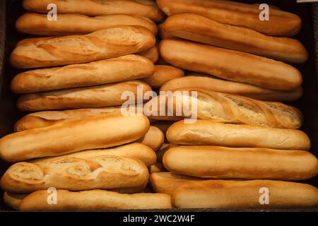 Reihen frisch gebackener Baguettes Stockfoto