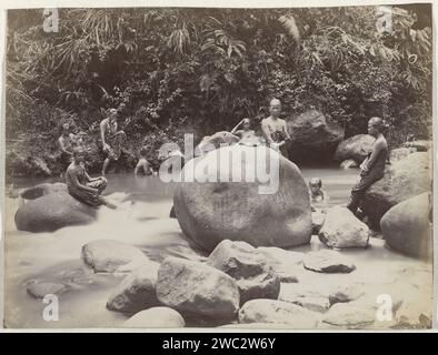 Javanische Frauen baden in einem Fluss, West-Java, Anonym, 1870 - 1900 Fotografieren Java Papier Albumen Print Fluss. Bad nehmen - AA - im Freien Outdoor Pflege Stockfoto