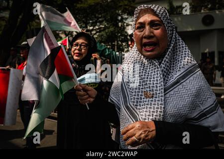 13. Januar 2024, Bangkok Thailand: Demonstranten nehmen an der Demonstration Teil. Eine Gruppe von Aktivisten und propalästinensischen Demonstranten hat vor der US-Botschaft in Bangkok demonstriert, dass sie für einen dauerhaften Waffenstillstand in Gaza aufruft und den Globalen Aktionstag für die Gaza-Weltbewegung markiert. (Kreditbild: © Wissarut Weerasopon/ZUMA Press Wire) NUR REDAKTIONELLE VERWENDUNG! Nicht für kommerzielle ZWECKE! Stockfoto