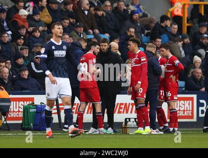 The den, Bermondsey, London, Großbritannien. Januar 2024. EFL Championship Football, Millwall gegen Middlesbrough; Middlesbrough-Manager Michael Carrick spricht mit seinen Spielern aus der Touchline während eines Drinks Bread Credit: Action Plus Sports/Alamy Live News Stockfoto