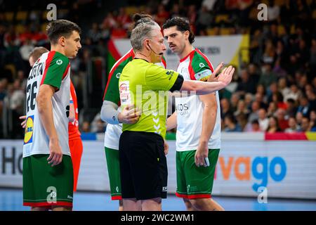 München, Deutschland. Januar 2024. Handball: Europameisterschaft, Tschechische Republik - Portugal, Vorrunde, Gruppe F, Spieltag 2. Schiedsrichter Robert Schulze gestikuliert. Quelle: Marco Wolf/dpa/Alamy Live News Stockfoto