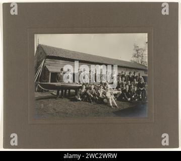 Cover für Fotoalben und Fotos des Delfter Ruderclubs Laga, Anonym, Anonym, 1915 - 1920 Cover für zwei Fotoalben und 14 Einzelfotos des Delfter Ruderclubs Laga. Pappe. Textilmaterialien geädert marmoriertes Papier rudert nach hinten, zieht. Studentenleben. Organisation der Studenten Stockfoto