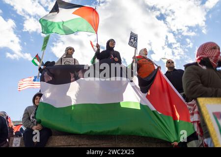 Washington, District of Columbia, USA. Januar 2024. Der Marsch auf Washington für Gaza am Samstag, den 13. Januar 2024 in Washington, District of Columbia. (Kreditbild: © Eric Kayne/ZUMA Press Wire) NUR REDAKTIONELLE VERWENDUNG! Nicht für kommerzielle ZWECKE! Stockfoto