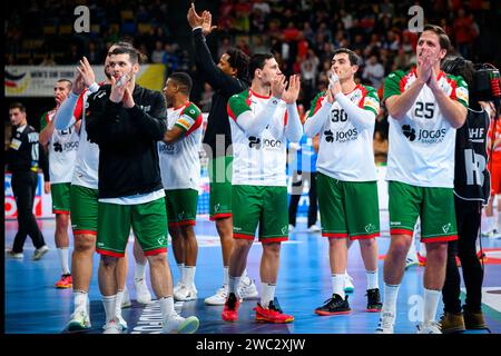 München, Deutschland. Januar 2024. Handball: Europameisterschaft, Tschechische Republik - Portugal, Vorrunde, Gruppe F, Spieltag 2. Das portugiesische Team feiert. Quelle: Marco Wolf/dpa/Alamy Live News Stockfoto