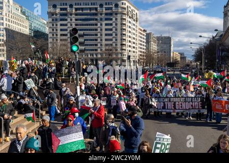 Washington, District of Columbia, USA. Januar 2024. Der Marsch auf Washington für Gaza am Samstag, den 13. Januar 2024 in Washington, District of Columbia. (Kreditbild: © Eric Kayne/ZUMA Press Wire) NUR REDAKTIONELLE VERWENDUNG! Nicht für kommerzielle ZWECKE! Stockfoto
