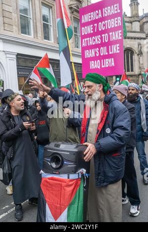 London, Großbritannien. Januar 2024. Ein Plakat deutet darauf hin, dass Israel im Gaza-Konflikt die iol des Gazastreifens übernehmen sollte. Viele befürchten, dass Palästinenser nicht in Gaza bleiben dürfen. Hunderttausende marschieren in London an einem globalen Aktionstag für einen vollständigen Waffenstillstand in Gaza, ein Ende des Völkermords und eine politische Lösung, um Palästina Frieden und Gerechtigkeit nach dem Völkerrecht zu bringen. Israelische Truppen haben über 23.000 Menschen getötet, darunter mehr als 10.000 Kinder, und viele Leichen liegen unter den Trümmern. Bombenanschläge haben humanitäre Hilfe und medizinische Behandlung unmöglich gemacht und weit verbreitete Todesfälle durch Krankheiten und Todesfälle durch Krankheiten verhindert Stockfoto