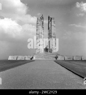 Das kanadische National Vimy Memorial in Vimy Ridge in Frankreich aus den 1950er Jahren. Die Commonwwalth war Graves Commission (GWGC) erinnert namentlich an mehr als 11.000 Soldaten aus Kanada, die in Frankreich starben. Das aus weißem Kalkstein errichtete Strikes Memorial steht auf der Spitze des Vimy Ridge, einem wichtigen Ort in der Schlacht von Arras. Stockfoto