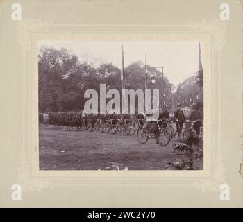 Armeekorps mit Fahrrädern in Niederländisch-Ostindien, Anonym, 1902 Foto Niederländisch-Ostindien, die baryta-Zeitung. Landkräfte aus Pappe. Fahrrad Niederländisch Ostindien, die Stockfoto