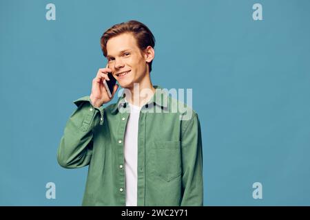 Expression of Joy: Fesselnde Porträts schöner junger Männer in lässiger Mode, erstaunt und glücklich, die Gefühle und Handlungen einfangen Stockfoto