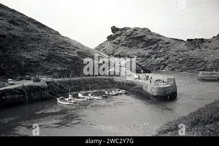 1960er Jahre, historisch, ein Blick auf den kleinen Hafen im Fischerdorf Boscastle, an der zerklüfteten Nordküste Cornwalll, England, Großbritannien. Der geschützte Hafen wurde gebaut, um den Handel mit Mineralien, vor allem Schiefer aus den lokalen Minen, abzuwickeln. Stockfoto