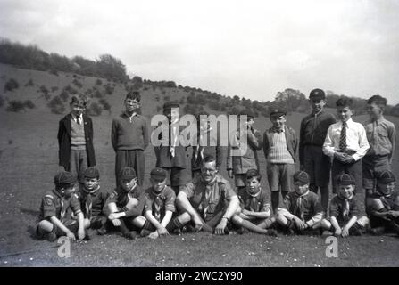 1941, historisch, sommerlich und ein Bild der Scouts der 17. Coulsdon Pack Gruppe mit ihrem Scouter Führer in Devil's den, Dorking, Surrey, England, Großbritannien. 1907 gründete der Gründer der Pfadfinderbewegung, der britische Army Officier, Robert Baden-Powell, auf Brownsea Island in der Nähe von Poole sein Straflager für Jungen und veröffentlichte im folgenden Jahr sein berühmtes Buch „Scouting for Boys“. Zwei Jahre später gründete Baden-Powell mit seiner Schwester Agnes die Girl Guides. Stockfoto