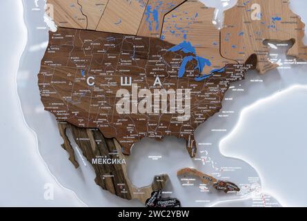 Hölzerne Karte der Welt Mittel- und Südamerika, Ländernamen auf Russisch. Karte für die Reiseplanung. Stockfoto