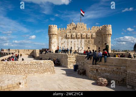 Alexandria, Ägypten – 29. Januar 2021: Die Zitadelle von Qaitbay (oder das Fort von Qaitbay) in Alexandria ist eine Verteidigungsfestung aus dem 15. Jahrhundert auf der M Stockfoto