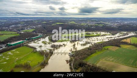 Luftbild, Ruhrhochwasser, Weihnachtshochwasser 2023, Fluss Ruhr und Kemnader See treten nach starken Regenfällen über die Ufer, Fernsicht, Überschwemmungsgebiet am Kemnader Wehr, Ruhrbrücke Kemnade und Haus Kemnade, Bäume und Felder im Wasser, Bötzel Gewerbegebiet, Blick nach Blankenstein, Stiepel, Bochum, Ruhrgebiet, Nordrhein-Westfalen, Deutschland ACHTUNGxMINDESTHONORARx60xEURO *** Luftaufnahme, Ruhrflut, Weihnachtsflut 2023, Ruhr und Kemnade überlaufen ihre Ufer nach starkem Niederschlag, Fernsicht, überflutetes Gebiet am Kemnadesehr, Ruhrbrücke Kemnade und Kemnadesuppe, Bäume und f Stockfoto