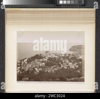 Blick auf Monte Carlo mit zentralem Casino, anonym, ca. 1880 - ca. 1900 Foto Teil von Reisalbum mit Fotos von Sehenswürdigkeiten in Belgien und Frankreich. Monaco Papier. Unterstützung für Fotos. Pappe Albumendruck Aussicht auf die Stadt, Stadtpanorama, Silhouette der Stadt. casino Montecarlo. Mönch Stockfoto