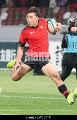 Tokio, Japan. Januar 2024. Tomu Takamoto trägt den Ball beim 60. Finale der Rugby-Meisterschaft der Japan University gegen die Meiji University im japanischen Nationalstadion in Tokio am Samstag, den 13. Januar 2024. Teikyo besiegte Meiji 34-15 und gewann die Meisterschaft. (Foto: Yoshio Tsunoda/AFLO) Stockfoto