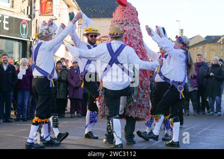 Whittlesey, Großbritannien. Januar 2024. Das Whittlesey Straw Bear Festival führt durch die Marktstadt. Die Veranstaltung ist eine Tradition mit einem „Strohbär“ (eine Person in Strohgekleidet) und morris-Tänzern. Die traditionelle Veranstaltung fand an dem Tag statt, an dem die örtlichen Landarbeiter an die Arbeit zurückkehrten, auch bekannt als Pflugmontag. Andrew Steven Graham/Alamy Live News Stockfoto