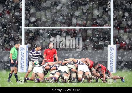 Tokio, Japan. Januar 2024. Teikyo und Meiji University Stürmer sind beim 60. Finale der Rugby-Meisterschaft der Japan University im japanischen Nationalstadion in Tokio am Samstag, den 13. Januar 2024, für den starken Schneefall verantwortlich. Teikyo besiegte Meiji 34-15 und gewann die Meisterschaft. (Foto: Yoshio Tsunoda/AFLO) Stockfoto