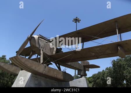 Statue von Gago Coutinho Sacadura Cabral Plane. Gago Coutinho war ein früherer portugiesischer Luftfahrtpionier, dem in Lissabon ein Denkmal seines Doppeldeckers, die Santa Cruz, gewidmet ist. Gago Coutinho und Sacadura Cabral waren die ersten Piloten, die den Südatlantik überquerten. Ihr Flug von 8.400 km startete am 24. März 1922 von Lissabon und traf 79 Tage später am 6. Juni 1922 in Rio de Janeiro ein. Das Wasserflugzeug-Monument in Belem erinnert an diese gefährliche Reise und ist eine genaue Nachbildung ihres Fairey-Wasserflugzeugs. Stockfoto