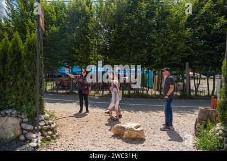 Porumbacu de Sus, Rumänien - 07 Iulie, 2022: Touristen am Eingang einer märchenhaften Burg im Tal der Feen im Komitat Sibiu, Rumänien. Stockfoto