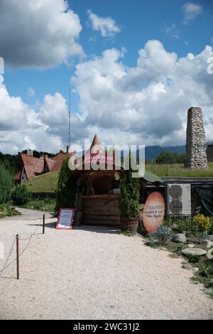 Porumbacu de Sus, Rumänien - 19. August 2022: Malerischer Blick auf das Castelul de LUT Valea Zanelor - eine märchenhafte Lehmburg im Tal der Feen in Stockfoto