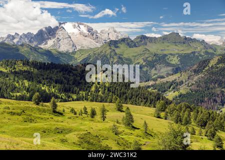 Blick auf den Berg Marmolada, den höchsten Gipfel der Dolomiten, Italien Stockfoto