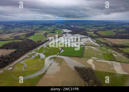 Luftbild, Ruhrhochwasser, Weihnachtshochwasser 2023, Fluss Ruhr tritt nach starken Regenfällen über die Ufer, Überschwemmungsgebiet zwischen Dellwig und Geisecke, hinten der Stausee Hengsen, Dellwig, Fröndenberg, Ruhrgebiet, Nordrhein-Westfalen, Deutschland ACHTUNGxMINDESTHONORARx60xEURO *** Luftaufnahme, Ruhrflut, Weihnachtsflut 2023, Ruhrgebiet nach Starkregen über sein Ufer, Hochwassergebiet zwischen Dellwig und Geisecke, Hengsensee im Hintergrund, Dellwig, Fröndenberg, Ruhrgebiet Nordrhein-Westfalen, Deutschland ATTENTIONxMINDESTHONORARx60xEURO Stockfoto