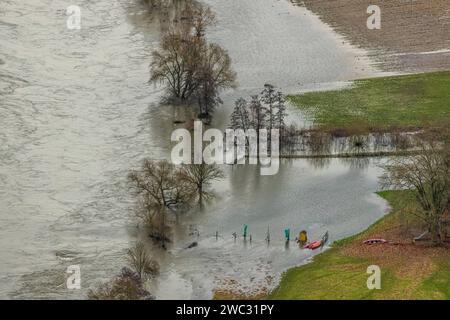 Luftbild, Ruhrhochwasser, Weihnachtshochwasser 2023, Fluss Ruhr tritt nach starken Regenfällen über die Ufer, Überschwemmungsgebiet Mintarder Straße, Bäume im Wasser, Saarn, Mülheim an der Ruhr, Ruhrgebiet, Nordrhein-Westfalen, Deutschland ACHTUNGxMINDESTHONORARx60xEURO *** Luftfoto, Ruhrflut, Weihnachtsflut 2023, Ruhrgebiet überfließt nach Starkregenschlag, Mintarder Straße, Bäume im Wasser, Saarn, Mülheim an der Ruhr, Ruhrgebiet, Nordrhein-Westfalen, Deutschland ATTENTIONxMINDESTHONORARx60xEURO Stockfoto