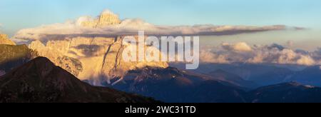 Abendlicher Blick auf den Pelmo, Südtirol, die Alpen Dolomiten, Italien Stockfoto