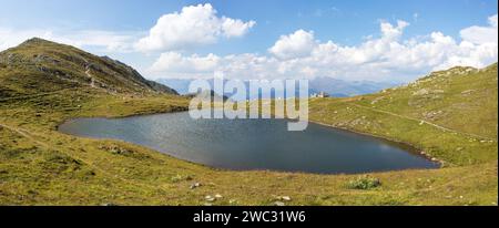 Blick von den Karnischen Alpen oder Alpi Carniche mit kleinem See Stockfoto