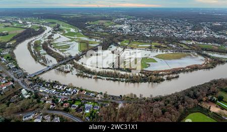 Luftbild, Ruhrhochwasser, Weihnachtshochwasser 2023, Fluss Ruhr tritt nach starken Regenfällen über die Ufer, Überschwemmungsgebiet Saarn-Mendener Ruhraue, Wiesen und Bäume im Wasser, Holthausen - West, Mülheim an der Ruhr, Ruhrgebiet, Nordrhein-Westfalen, Deutschland ACHTUNGxMINDESTHONORARx60xEURO *** Luftansicht, Ruhrflut, Weihnachtsflut 2023, Ruhrgebiet nach starken Regenfällen Hochwassergebiet Saarn Mendener Ruhraue, Wiesen und Bäume im Wasser, Holthausen West, Mülheim an der Ruhr, Ruhrgebiet, Nordrhein-Westfalen, Deutschland ATTENTIONxMINDESTHONORARx60xEURO Stockfoto