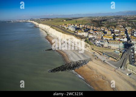 Rottingdean Village in East Sussex, aus der Vogelperspektive entlang der Küste und der weißen Kreidefelsen in Richtung Brighton. Stockfoto