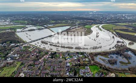 Luftbild, Ruhrhochwasser, Weihnachtshochwasser 2023, Fluss Ruhr tritt nach starken Regenfällen über die Ufer, Überschwemmungsgebiet Energiepark Styrumer Ruhrbogen mit Windrad, Bäume im Wasser, Alstaden, Oberhausen, Ruhrgebiet, Nordrhein-Westfalen, Deutschland ACHTUNGxMINDESTHONORARx60xEURO *** Luftaufnahme, Ruhrflut, Weihnachtsflut 2023, Ruhrflut überquert seine Ufer nach Starkregen, überflutetes Gebiet des Energieparks Styrumer Ruhrbogen mit Windkraftanlage, Bäume im Wasser, Alstaden, Oberhausen, Ruhrgebiet, Nordrhein-Westfalen, Deutschland ATTENTIONxMINDESTHONORARx60xEURO Stockfoto