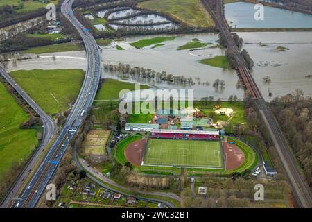 Luftbild, Ruhrhochwasser, Weihnachtshochwasser 2023, Fluss Ruhr tritt nach starken Regenfällen über die Ufer, Überschwemmungsgebiet Styrumer Ruhrauen mit Ruhrstadion und Naturbad, Eisenbahnbrücke und Autobahnbrücke der A40, Bäume im Wasser, Styrum - Süd, Mülheim an der Ruhr, Ruhrgebiet, Nordrhein-Westfalen, Deutschland ACHTUNGxMINDESTHONORARx60xEURO *** Aerial View, Ruhrflut, Weihnachtsflut 2023, Weihnachtsflut die Ruhr überquert ihr Ufer nach starken Regenfällen, die Styrumer Ruhrauen mit Ruhrstadion und Naturschwimmbad, Eisenbahnbrücke und Autobahnbrücke A40, Bäume im Wasser, die Styrum Süd Stockfoto