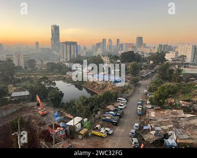 Luftaufnahme der Stadt Addis Abeba, der Hauptstadt Äthiopiens, mit brandneuen Gebäuden und Bauten im Vordergrund, im Stadtzentrum und in den Vororten, Stockfoto