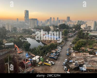 Luftaufnahme der Stadt Addis Abeba, der Hauptstadt Äthiopiens, mit brandneuen Gebäuden und Bauten im Vordergrund, im Stadtzentrum und in den Vororten, Stockfoto